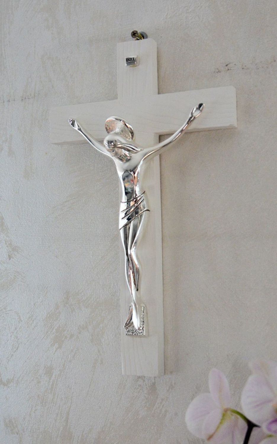 Krzyż na ścianę biały – posrebrzana pasyjka PVD (Miro-Silver), drewno VR 182932ARG.jpg